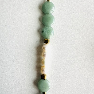 Colar em Aventurina Verde, Pérolas Naturais e Pedra Esculpida – Design Exclusivo da Rafi