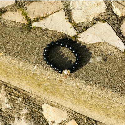 Pulseira elástica com contas e pérola.