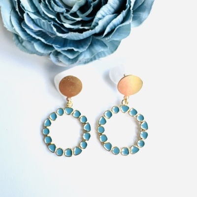 Brincos esmaltados azul ou vermelho com aro dourado – Elegância intemporal com envio grátis