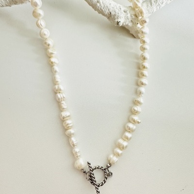 Colar Clássico com Pérolas Naturais.