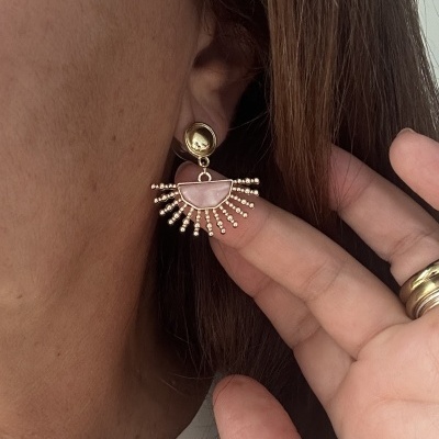 Brincos Dourados com Design de Raio de Sol