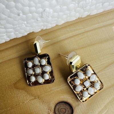 Brincos Quadrados Dourados - Brilho e Afirmação