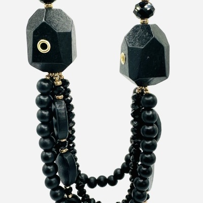 Colar preto com esferas, formas geométricas e detalhes dourados