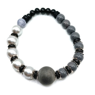 Pulseira elástica com contas em preto, cinzento, branco pérola e azul claro com acessórios metálicos
