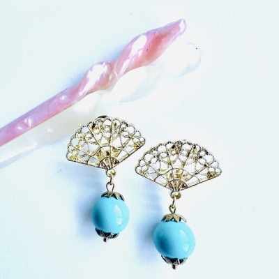 Brincos "Leque Dourado": Elegância Intemporal e o Seu Toque Pessoal