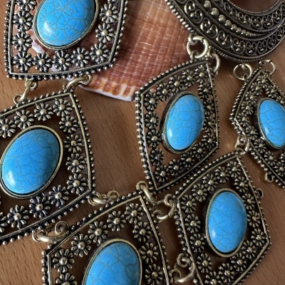 Colar Estilo Hippie Dourado com Turquesas