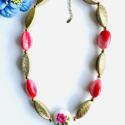 Colar feminino com contas vermelhas, cerâmica floral e elos dourados – Elegância clássica e romântica Rafi Colar feminino com contas vermelhas, cerâmica floral e elos dourados – Elegância clássica e romântica Rafi