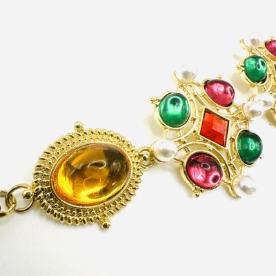 Pulseira com cores vibrantes.