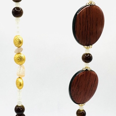 Colar com contas castanhas brilhantes, ovais de madeira, douradas gravadas e translúcidas, com ganchos dourados