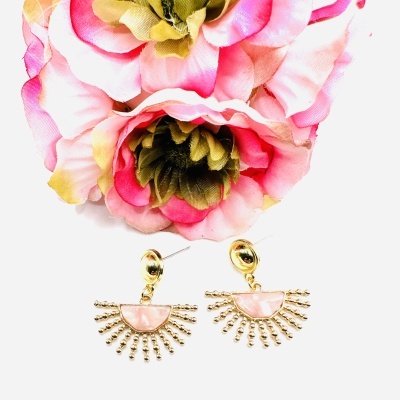 Brincos Dourados com Design de Raio de Sol