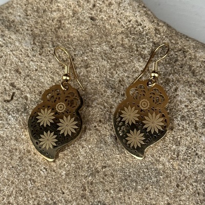 Brincos Coração em Aço Dourado com Recortes e Flores