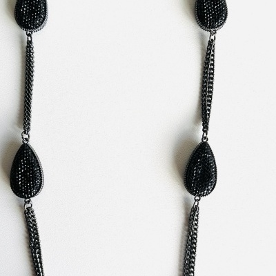 Colar Longo Gotas Pretas em Resina com Corrente em Aço Inoxidável