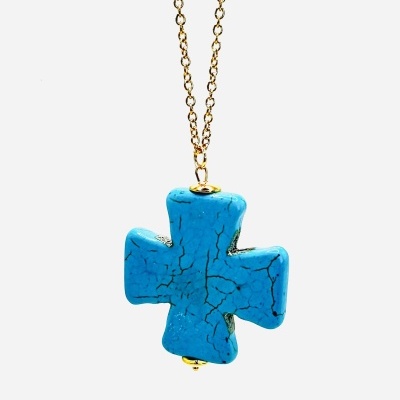 Colar com pendente em forma de cruz azul com corrente dourada