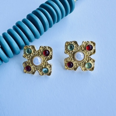 Brincos Dourados em Forma de Cruz com Pérola e Esmalte – Estilo Clássico com Toque de Nobreza