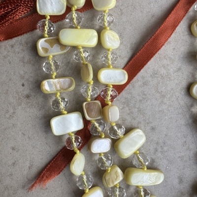 Colar curto amarelo com pedras naturais e cristais – Brilho delicado