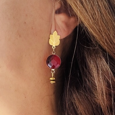 Brincos em aço com cristal vermelho.