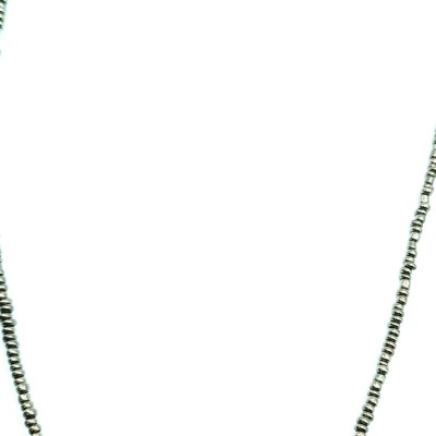 Colar com discreta flor.