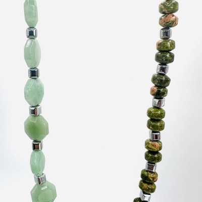 Colar Artesanal com Pedras Naturais Verdes e Detalhes em Aço – Design Exclusivo Rafi | Elegância Intemporal em Cada Estação