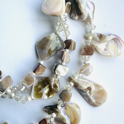 Colar Camadas Madrepérola Iridescente | Personalizável | Elegância Orgânica Colar Camadas Madrepérola Iridescente | Personalizável | Elegância Orgânica