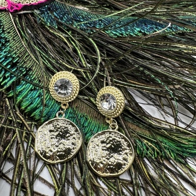 Brincos Dourados com Pêndulo Martelado Redondo - Elegância com Toque Artesanal