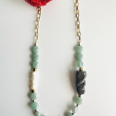 Colar em Aventurina Verde, Pérolas Naturais e Pedra Esculpida – Design Exclusivo da Rafi