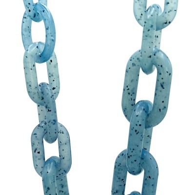 Colar azul translúcido com elos grandes e manchas escuras