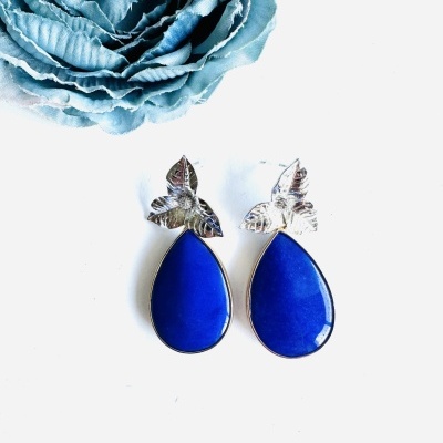 Brincos Elegantes com Pedra Azul e Detalhe Folha Prateada | Acessório Versátil