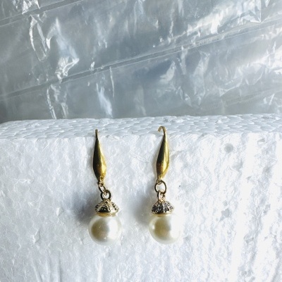 Brincos Dourados com Pérola Sintética e Zircónias – Sofisticação e Empoderamento