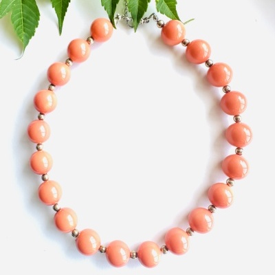 Colar Coral Brilhante com Contas Grandes em Resina – Elegância Vibrante com Portes Grátis