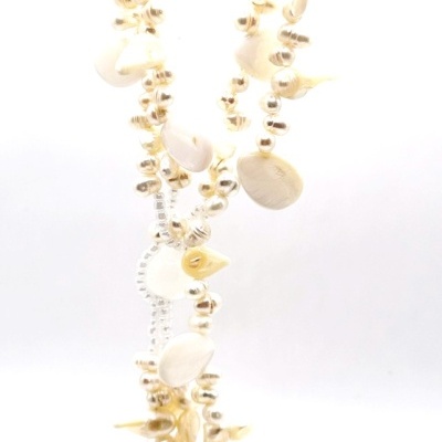 Colar Longo com Pérolas e Missangas em Tons Brancos Colar Longo com Pérolas e Missangas em Tons Brancos