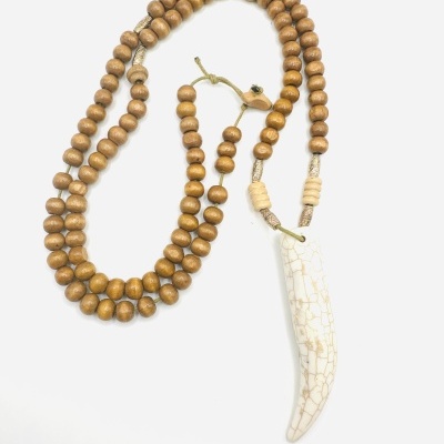 Colar de Contas de Madeira com Pingente de Dente