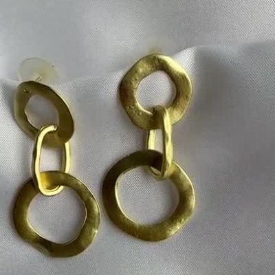 Brincos Pendente com 3 Argolas em Aço - Elegância Moderna e Versátil