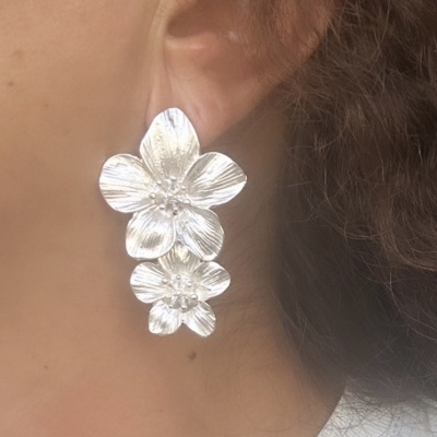 Deslumbrantes brincos com flores.