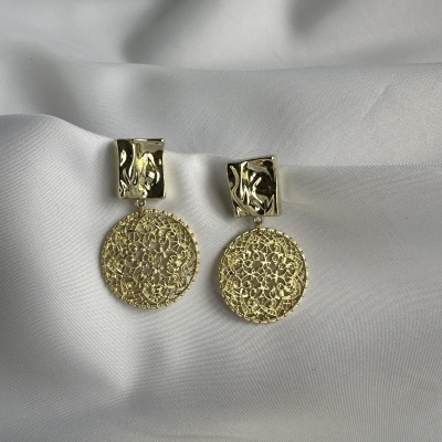 Brincos Dourados com design de Filigrana.