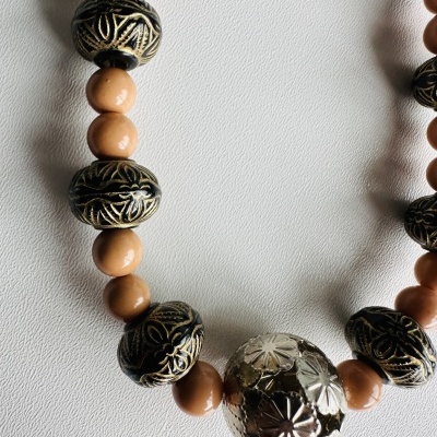 🖤✨ Colar Étnico Dourado e Nude – Sofisticação e Cultura Numa Peça Exclusiva! ✨