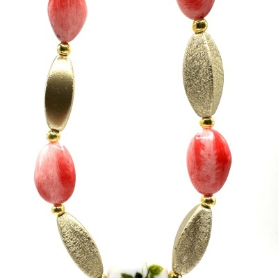 Colar feminino com contas vermelhas, cerâmica floral e elos dourados – Elegância clássica e romântica Rafi Colar feminino com contas vermelhas, cerâmica floral e elos dourados – Elegância clássica e romântica Rafi