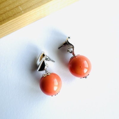 Brincos Prateados com Conta Coral 3,5 cm – Estilo Vibrante e Auto‑Recompensa