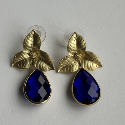 Brincos Orquídea Dourada com Safira - O Brilho que a Define
