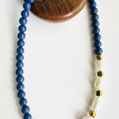 Colar Pérolas e Pedras Azuis – Elegância Clássica e Modernidade Colar Pérolas e Pedras Azuis – Elegância Clássica e Modernidade