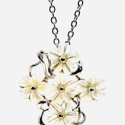 Colar com Cruz Flor de Madrepérola: A Elegância da Natureza em Cada Detalhe!