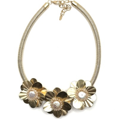 Colar com flores douradas e pérolas falsas sobre fundo branco