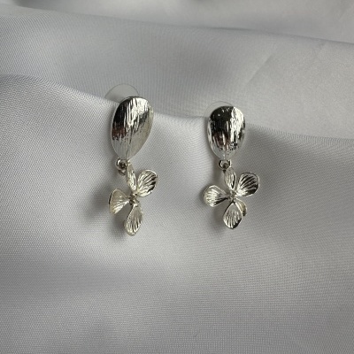 Brincos Flor Aço – Sofisticação e Delicadeza em Cada Detalhe! ✨🌸