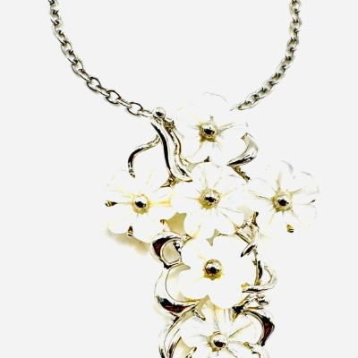 Colar com Cruz Flor de Madrepérola: A Elegância da Natureza em Cada Detalhe!