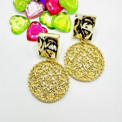 Brincos Dourados com design de Filigrana.
