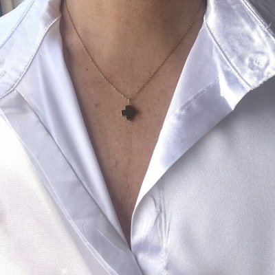 Colar em aço com cruz mini.