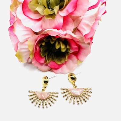 Brincos Dourados com Design de Raio de Sol