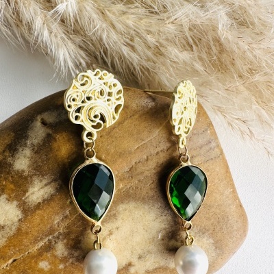 Brincos Dourados com Cristal para Mulheres: Estilo Sofisticado para Mulheres Inspiradoras