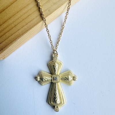 Colar em aço com cruz dourada com zircónia – Um símbolo de fé, força e elegância intemporal