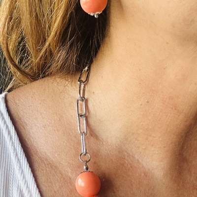 Brincos Prateados com Conta Coral – Elegância Vibrante e Empoderamento Brincos Prateados com Conta Coral – Elegância Vibrante e Empoderamento