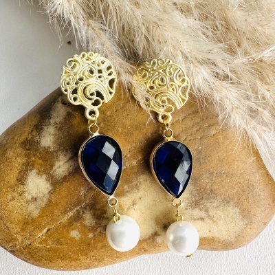 Brincos Dourados com Cristal para Mulheres: Estilo Sofisticado para Mulheres Inspiradoras